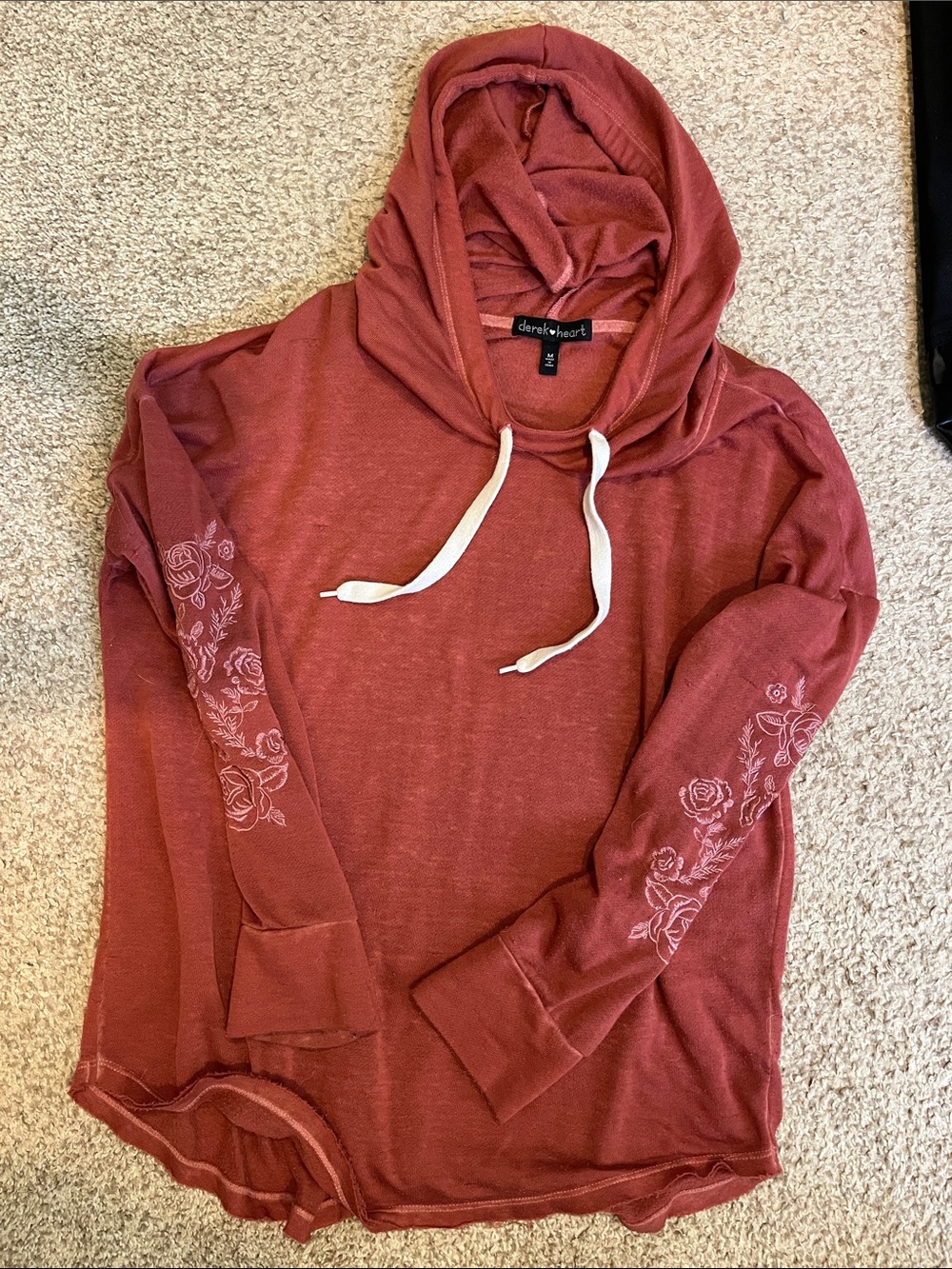 Derek Heart womenโs medium pullover.
